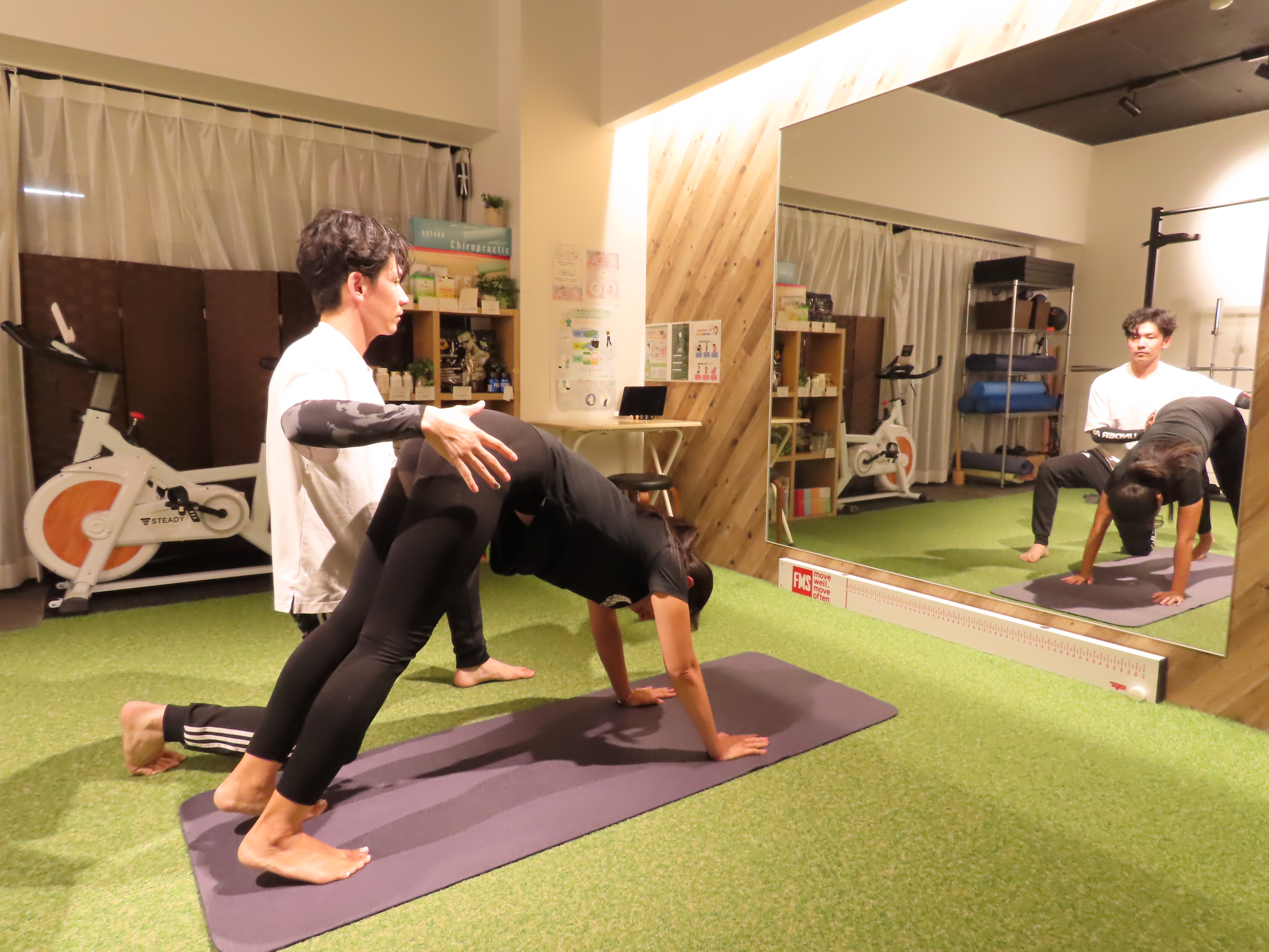 整体と動作評価・運動指導を組み合わせた現場の様子